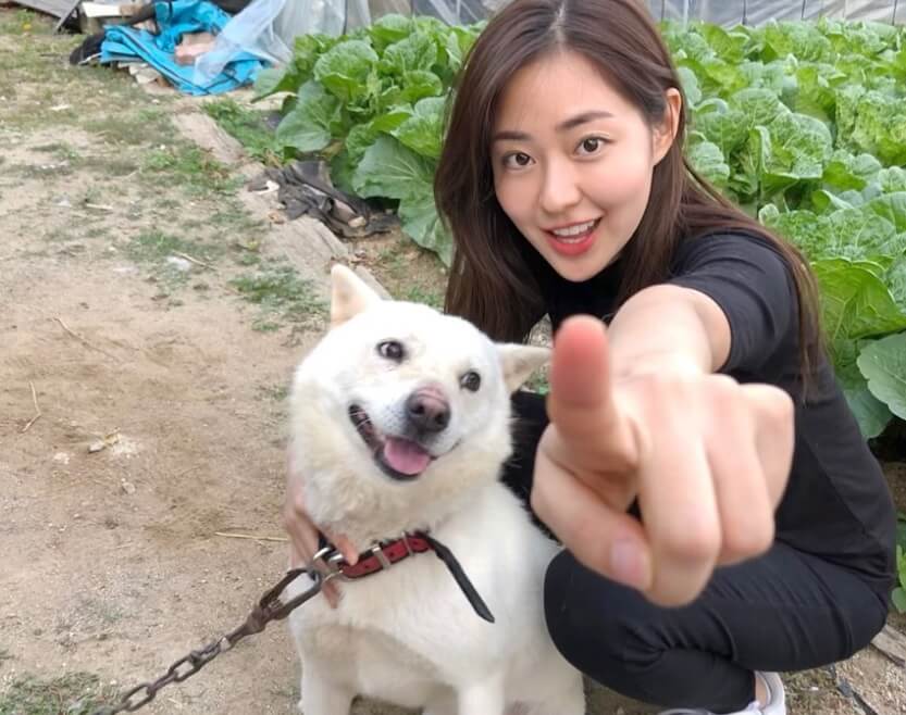 강아지와같이있는-긴머리여성의모습