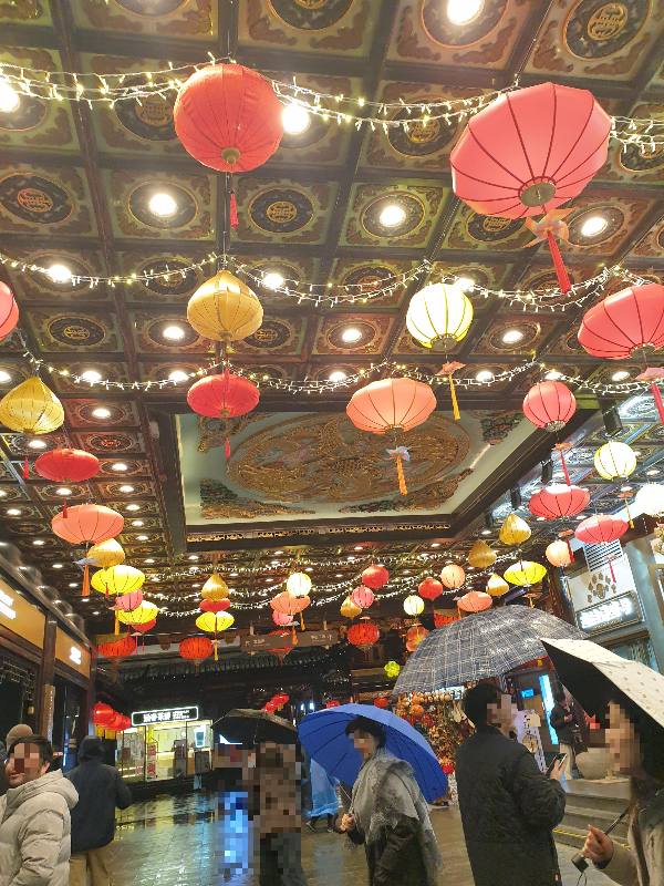 천정에 달린 여러 색의 연등