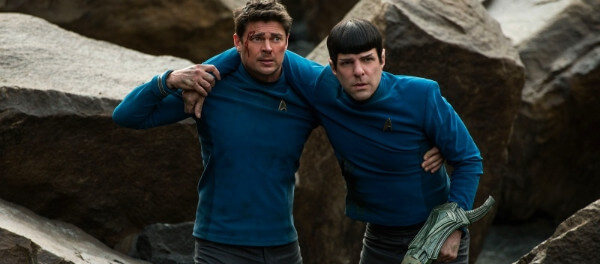 부상당한 스콧을 부축하고있는 맥코이