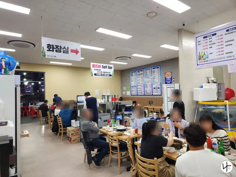 셀프바가-있는-식당-내부