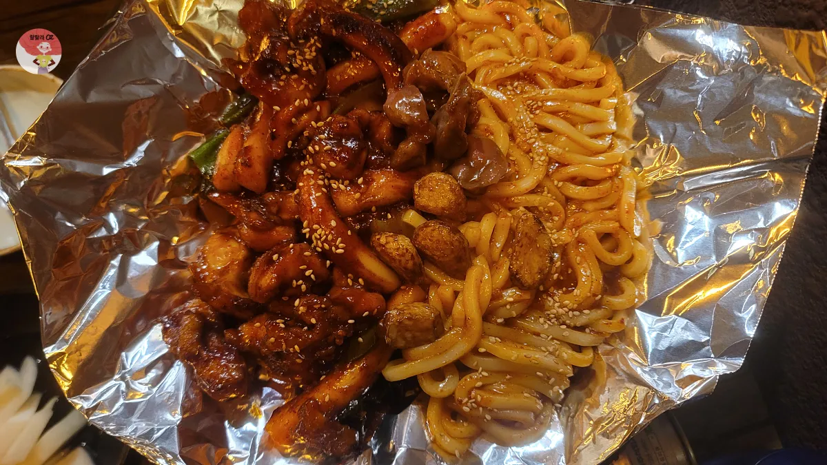 서울 종로구 04판 대학로점, 은박지위 양념 된 숯불 시그니처바베큐와 우동사리