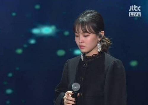 이하이-한숨-이하이가-종현을-추억하며-한숨을-부르는-중-눈물을-흘리는-사진