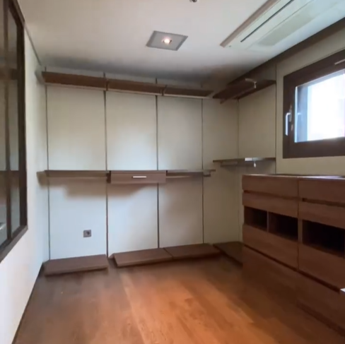 드레스룸 공간이 넓어서 옷 종류별로 진열이 가능하다.