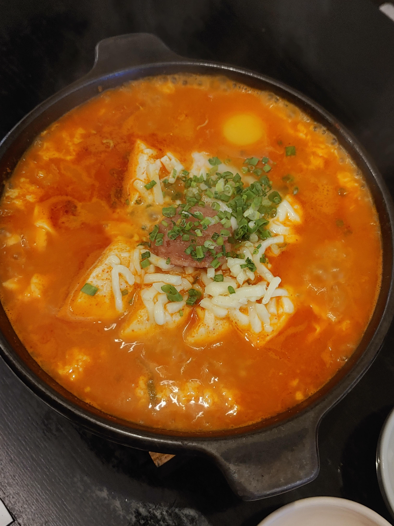 오이지 연남점, 명란 치즈 순두부 뚝배기에 끓는 모습