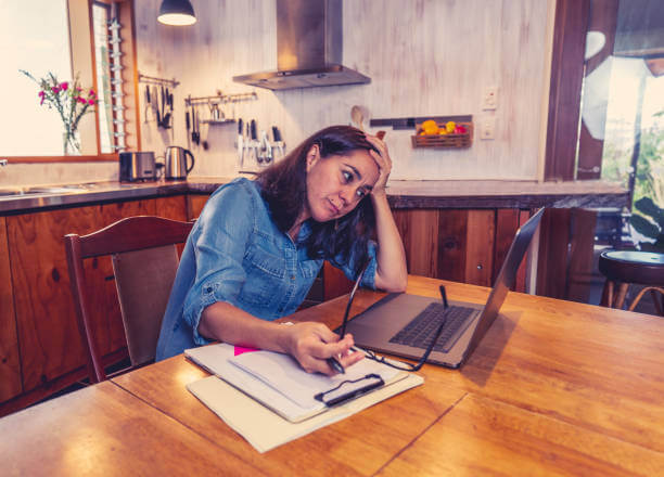 노트북을 사용하는 여성이 디지털 과부화로 피로를 느끼는 장면
