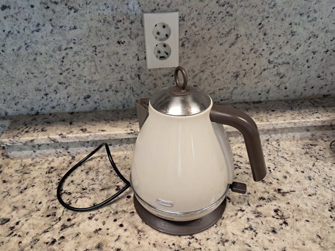 주방에 있는 물 끓이는 전기포트