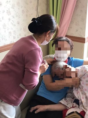 호스피스전문간호사님이 말기암환자와 보호자를 간호하는 모습