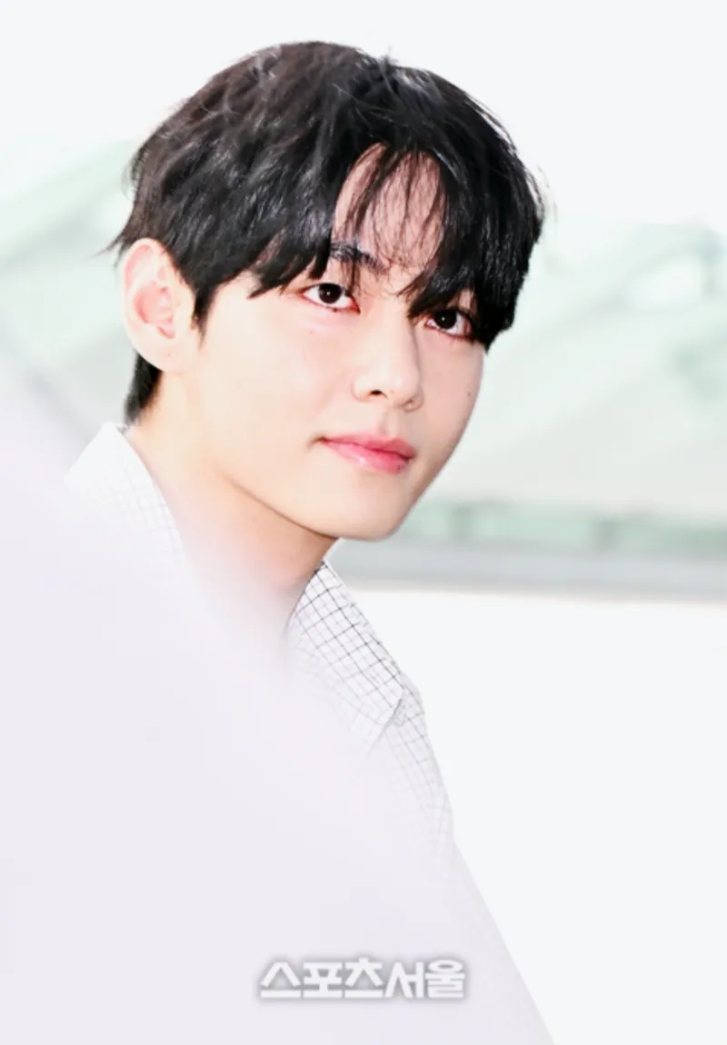 BTS 뷔, 뷔 공항패션, 뷔 패션위크 참석, 뷔 셀린느 패션쇼, 뷔 셀린느 앰버서더, 뷔 셀린느 2026, 셀린느 2026 컬렉션, 셀린느 패션 트렌드, 파리 패션위크, 인천공항 뷔 출국, 뷔 런웨이 룩, 뷔 셀린느 2026 컬렉션, 셀린느 글로벌 앰버서더, 생클루 국립공원 패션쇼, 뷔 패션 아이콘, BTS 뷔 셀린느, 뷔 셔츠 스타일, 셀린느 캐시미어 카디건, 뷔 히로노 인형, 뷔 셀린느 화보, 셀린느 남성룩, 뷔 셀린느 무드, 뷔션위크, Vashion Week, TaehyungXCeline