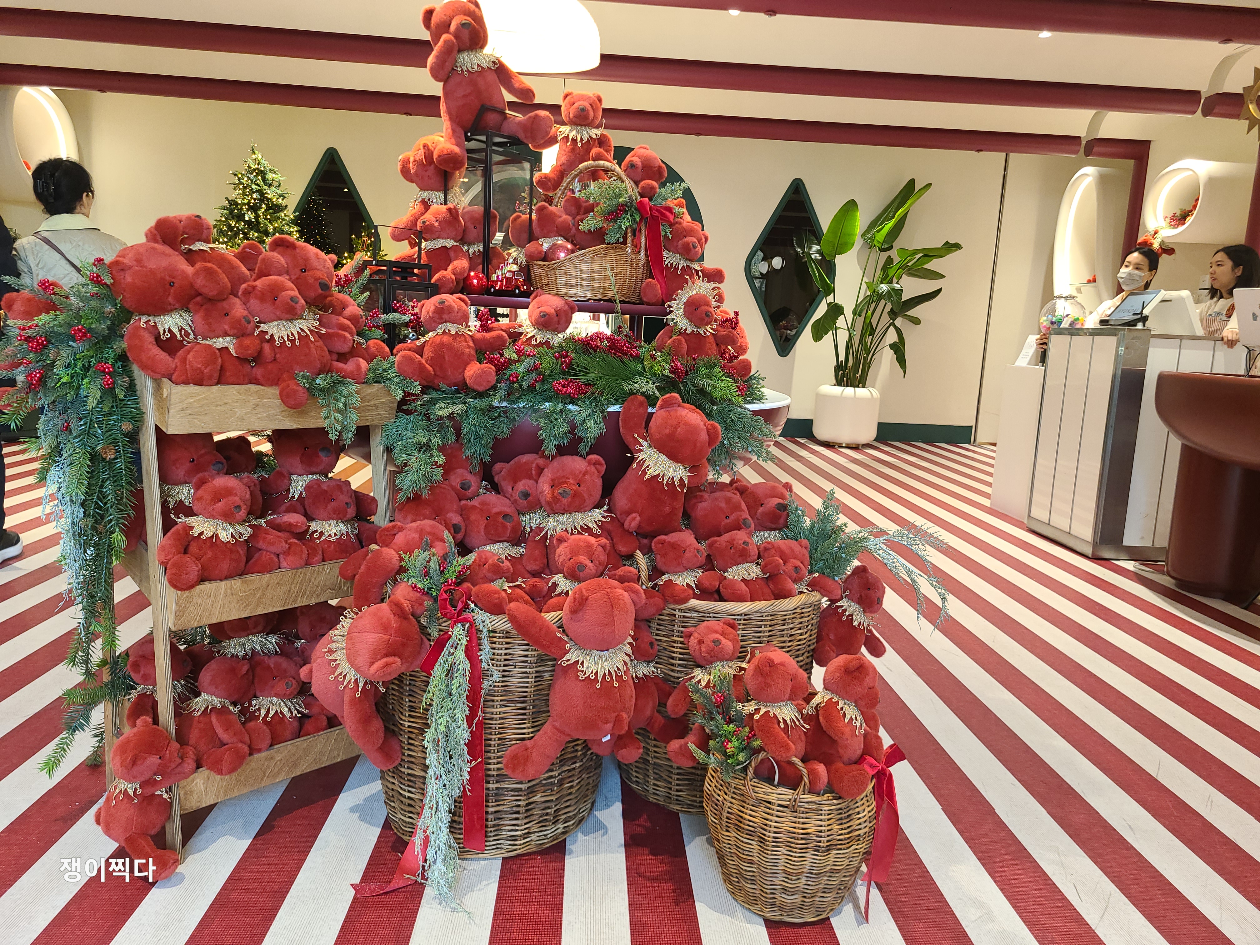 빨간 곰돌이들이 모여있는 사진