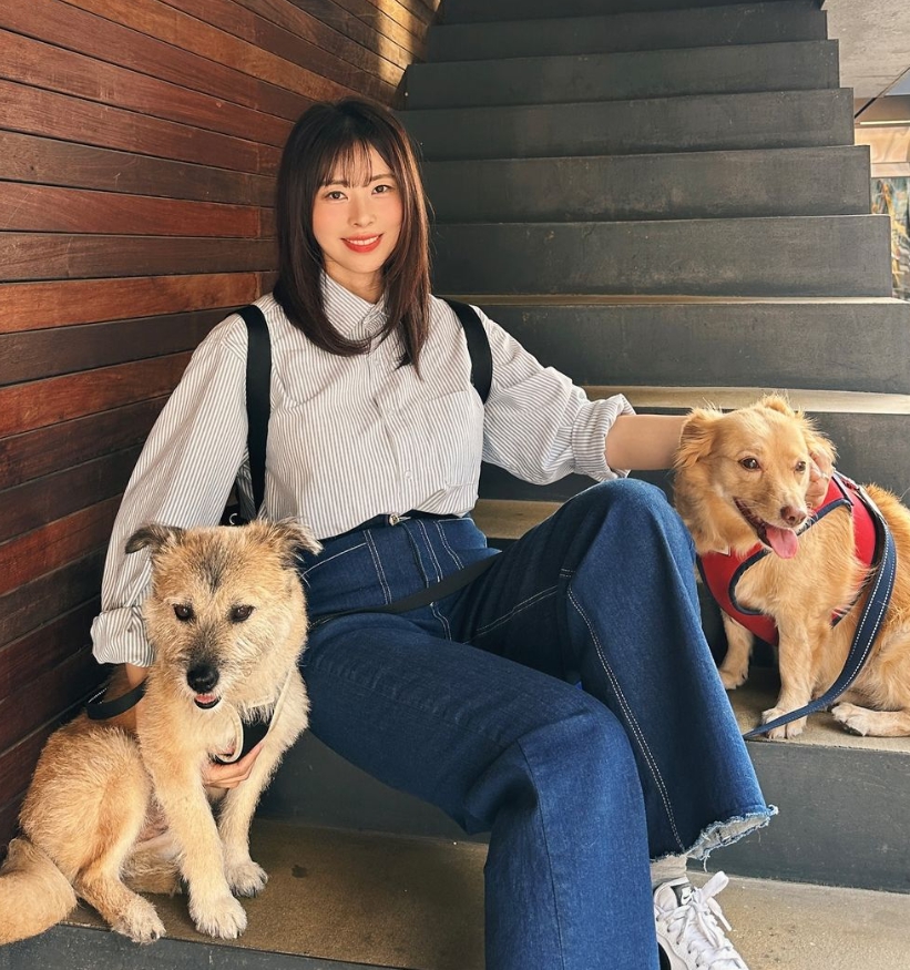 강아지-두마리와-긴머리여성의모습
