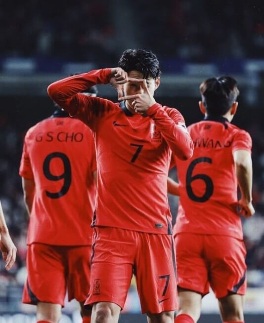 국가대표 유니폼을 입고 사진 찍는 세레모니 중인 손흥민 사진