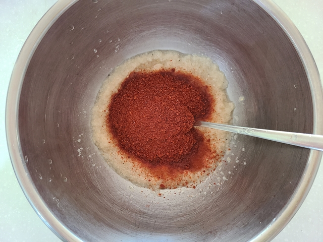 부드럽게 갈린 양념에 고춧가루 부은 사진