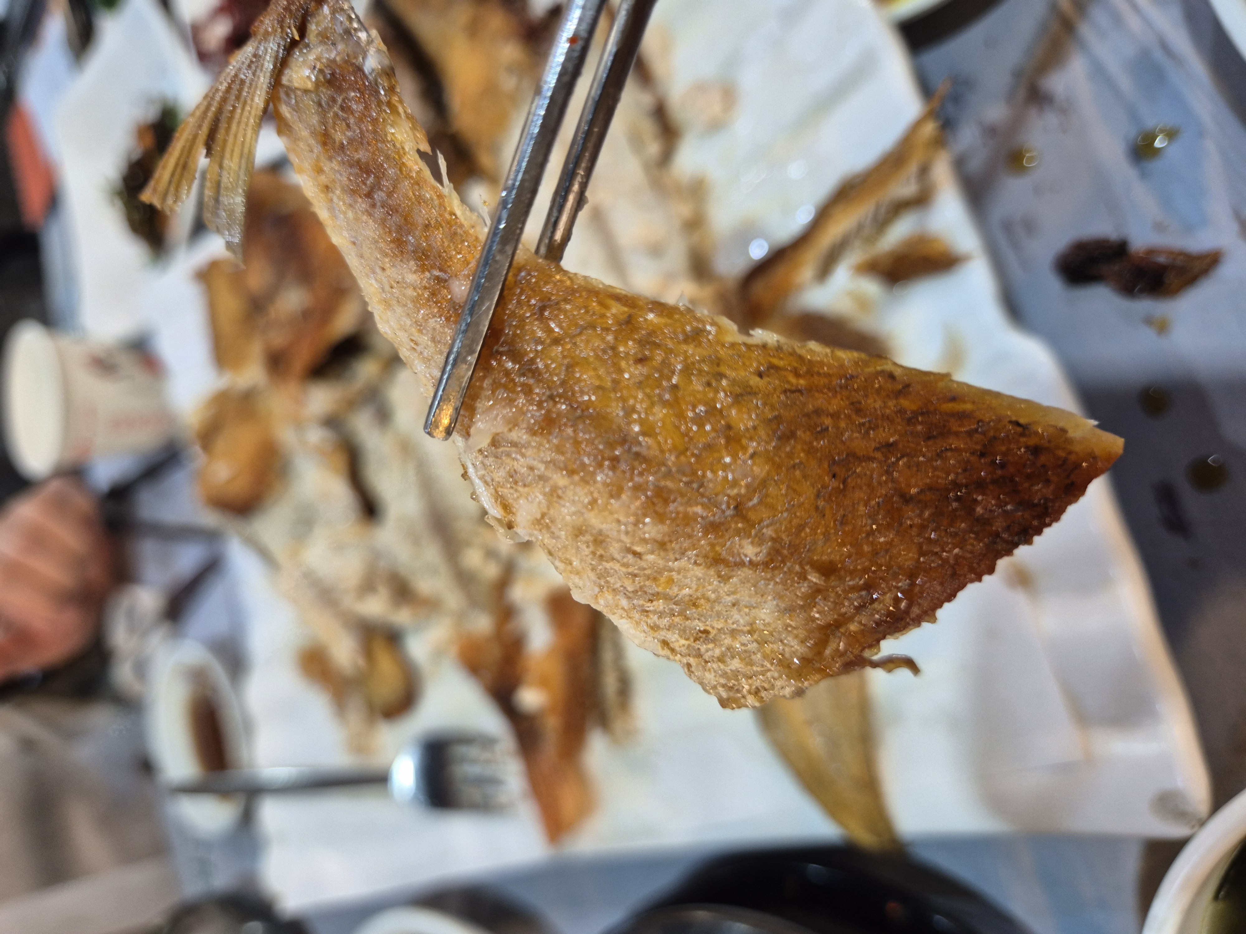 어촌 밥상의 생선 꼬리 구이