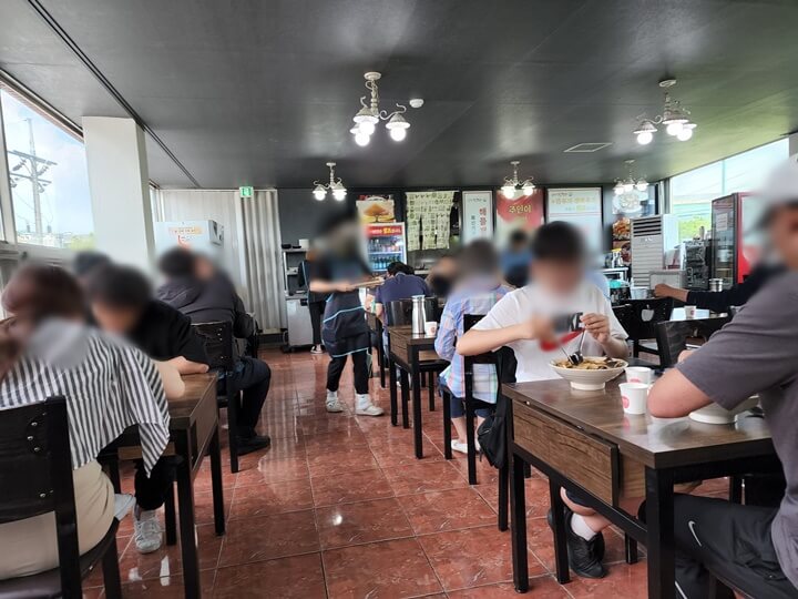 식당에서 식사하고 있는 사람들