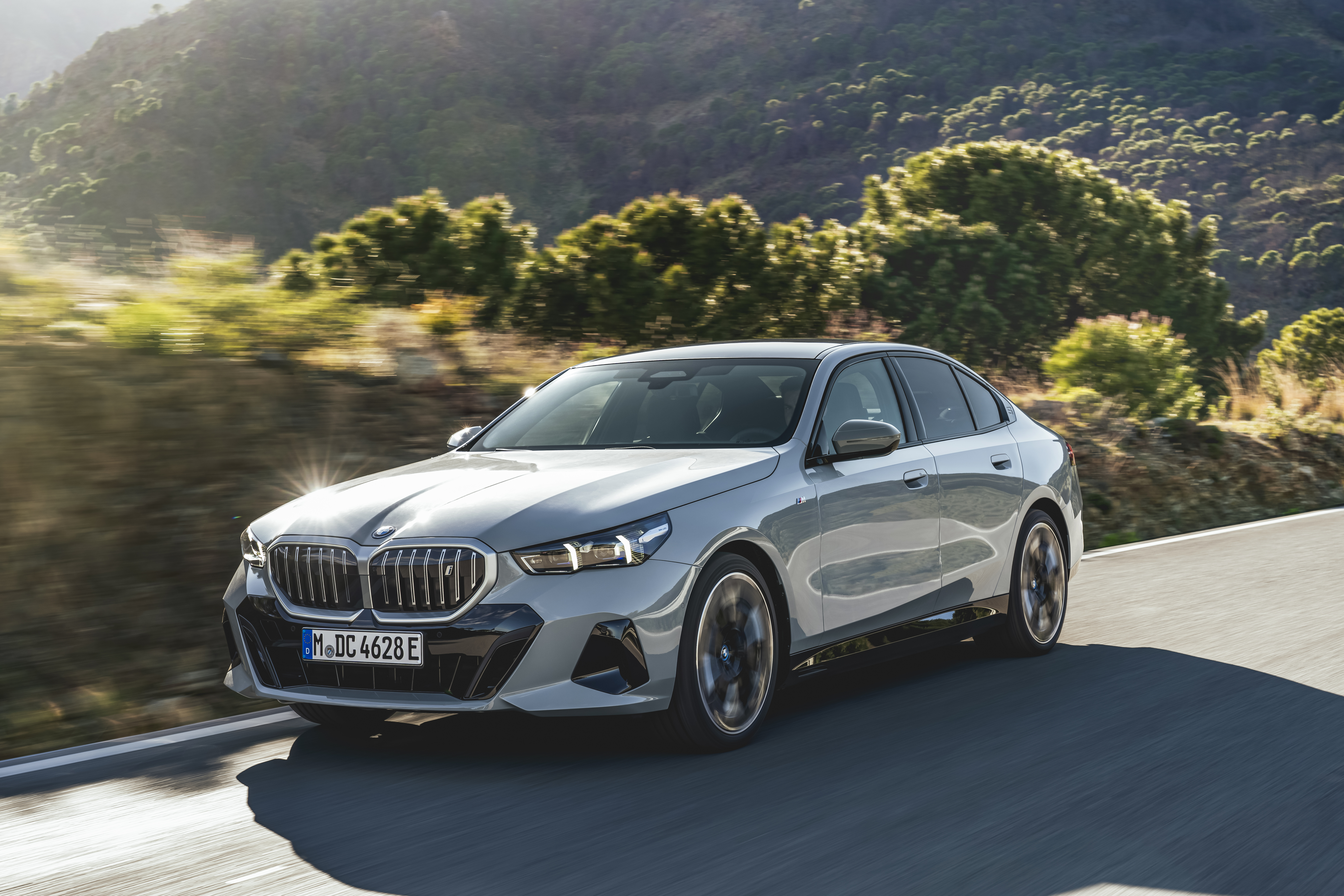 도로를 달리는 BMW 5시리즈