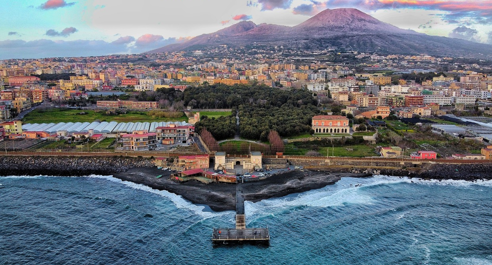 베수비오 산을 배경으로한 나폴리 전경