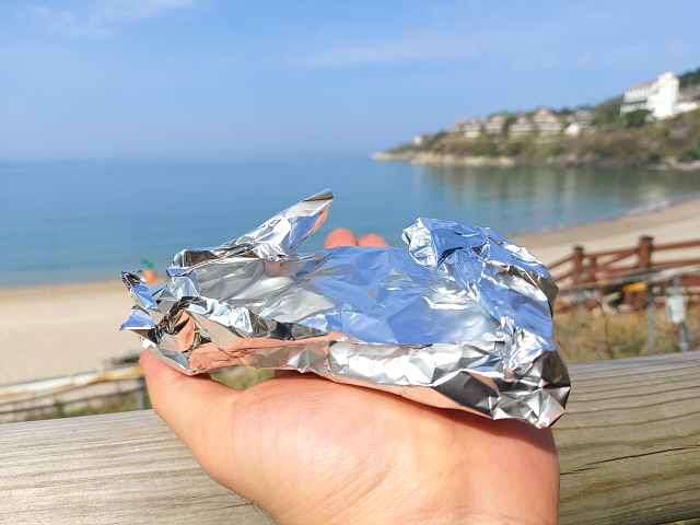 호일에 둘둘 싸서