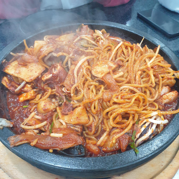 소스에 잘 비벼진 무주 돌짬뽕. 면과 해산물이 많이 보인다.