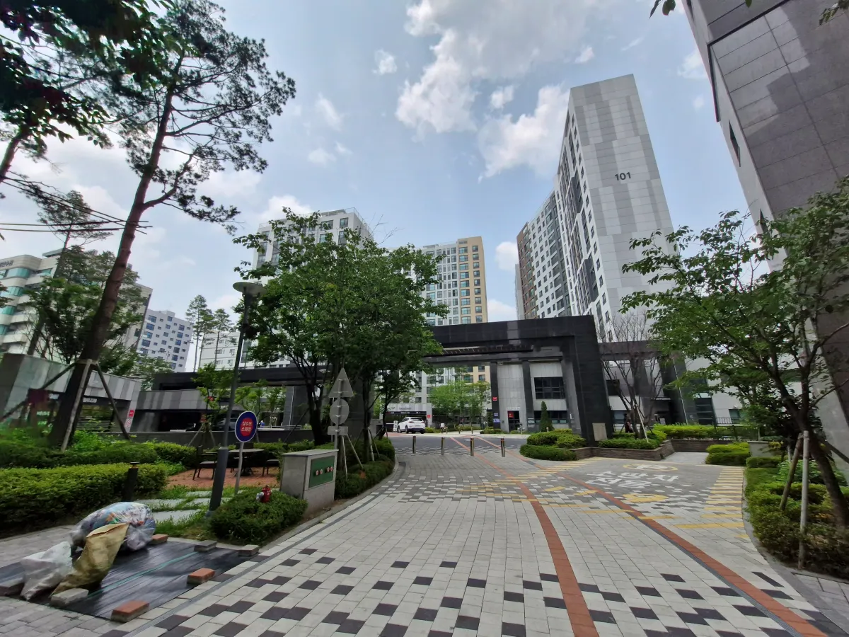 넓은-광장처럼-펼쳐져있는-신축아파트-문주