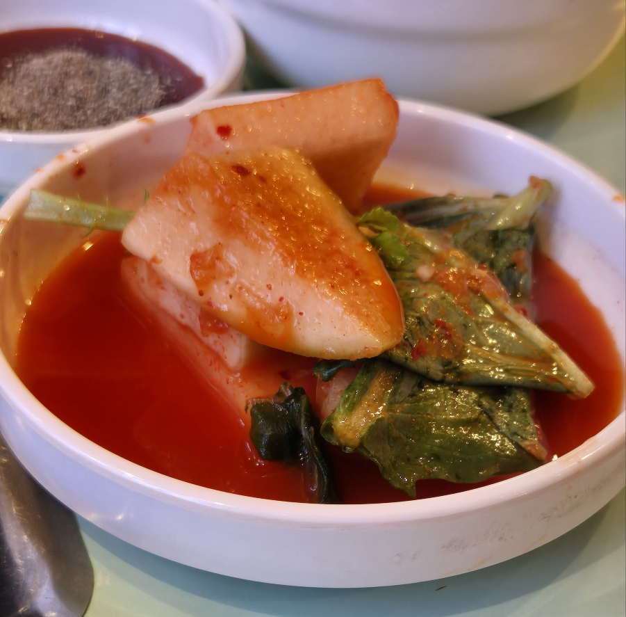 석박지가 아삭한 맛을 뽐낸다