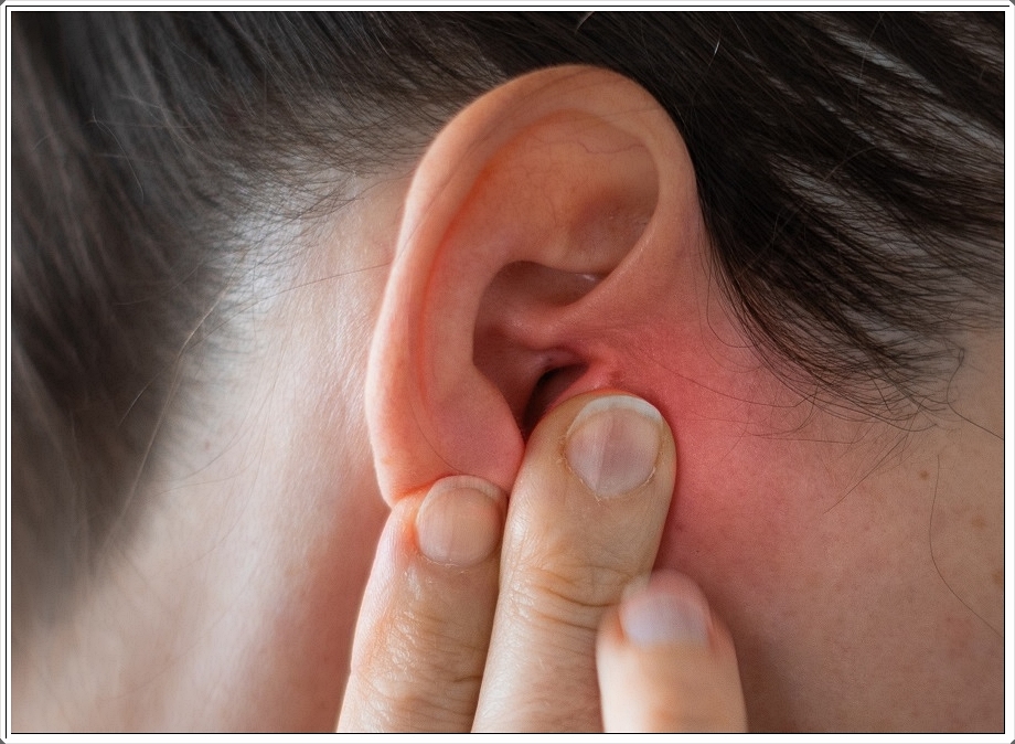 손가락으로 귀를 꾹 누르고 있는 사람의 옆모습