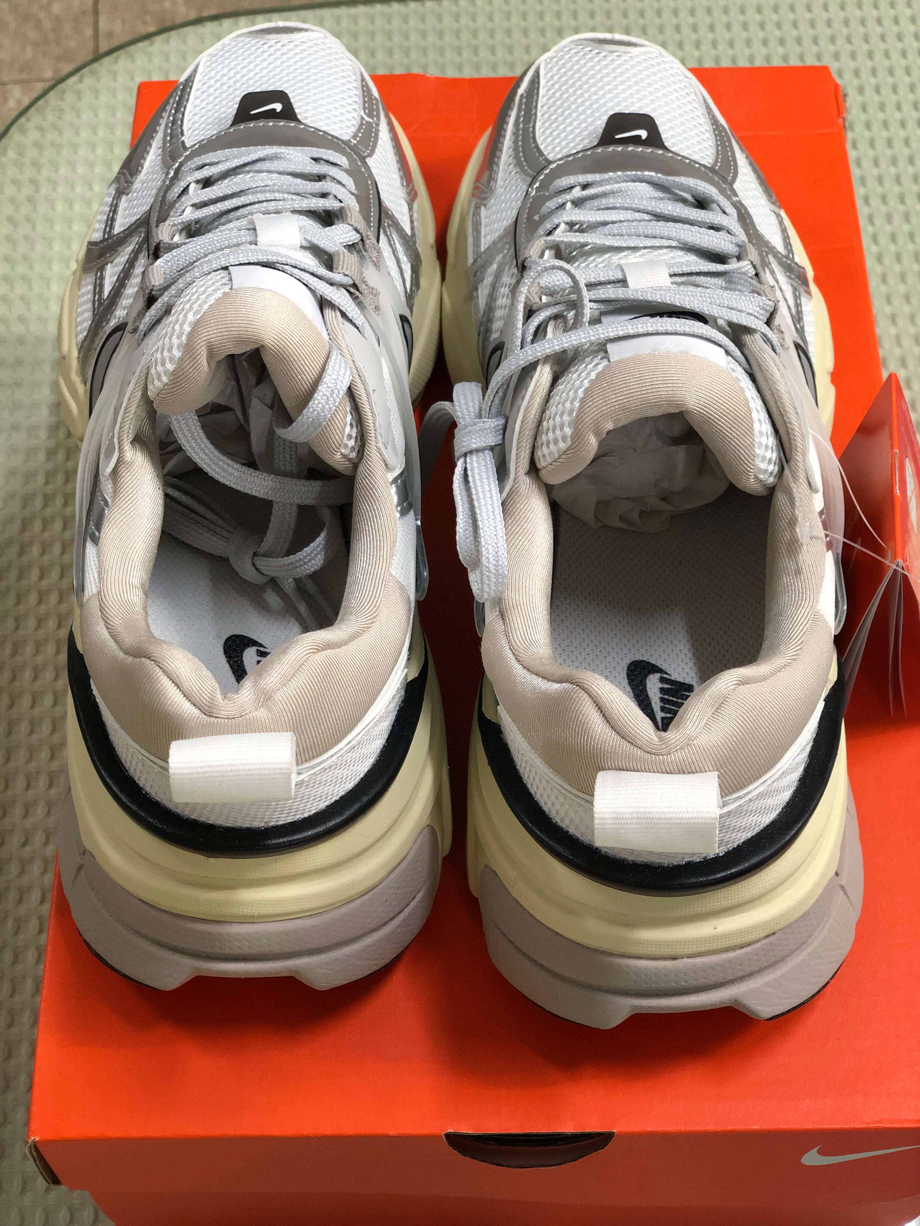 민수랜드-나이키우먼스V2K런메탈릭 쿨 윗면