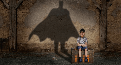 영웅이 상상하는 어린아이가 의자에 앉아 있는 사진 입니다.