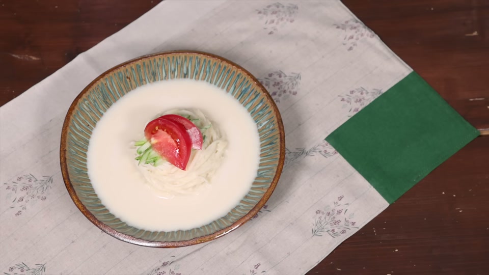 완성된 콩국수에 토마토와 오이를 올린 모습