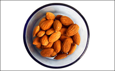 접시에 담긴 아몬드