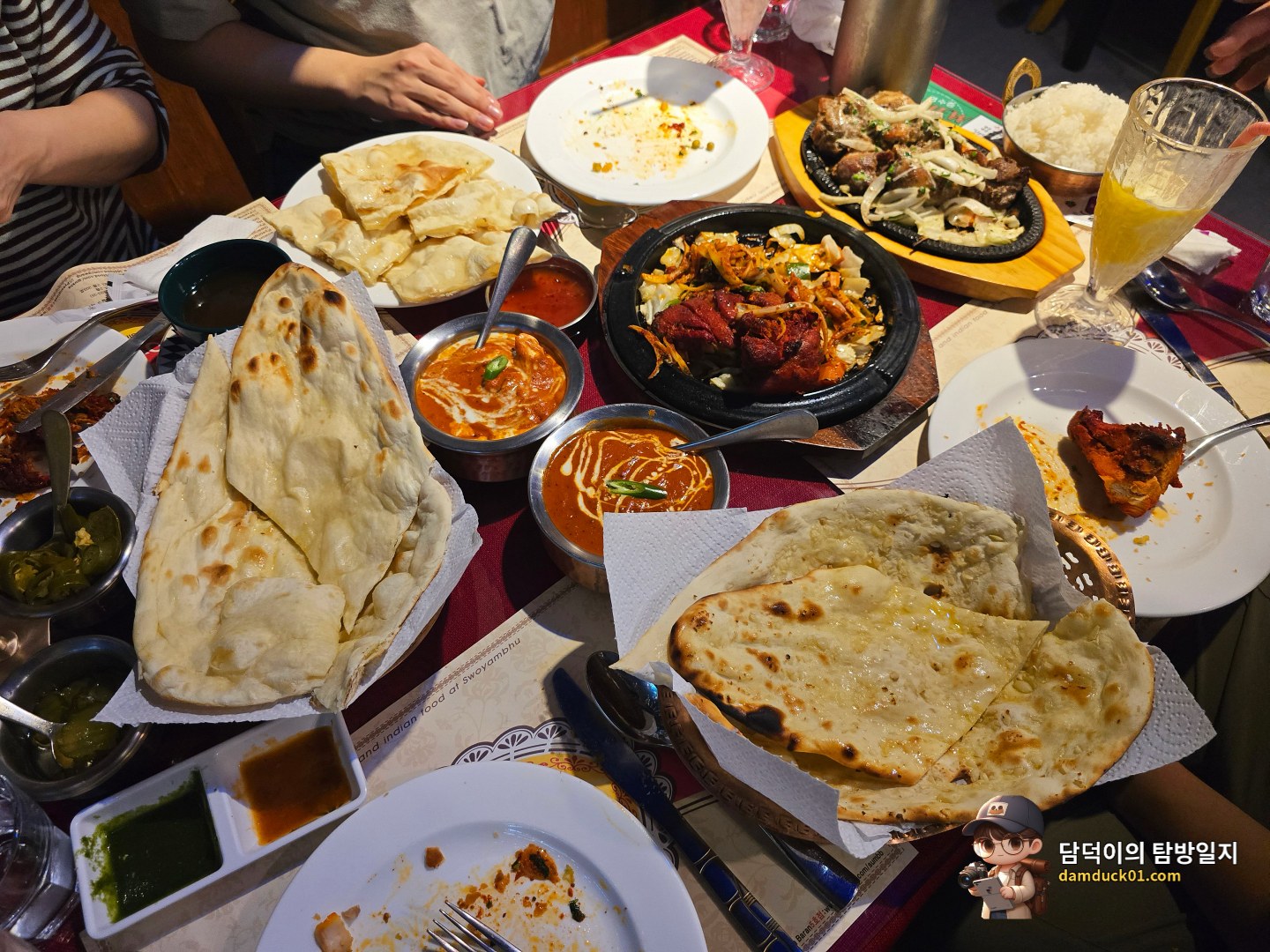 치킨 마카니, 양고기 카레, 버터 난, 마늘 난, 꿀 난