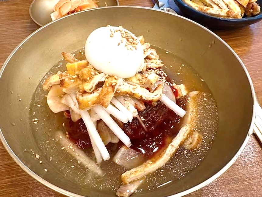 특제 양념장과 비법 육수가 함께 담겨진 송기원 진주냉면의 시그니처 메뉴인 송기원 1997년 섞음냉면