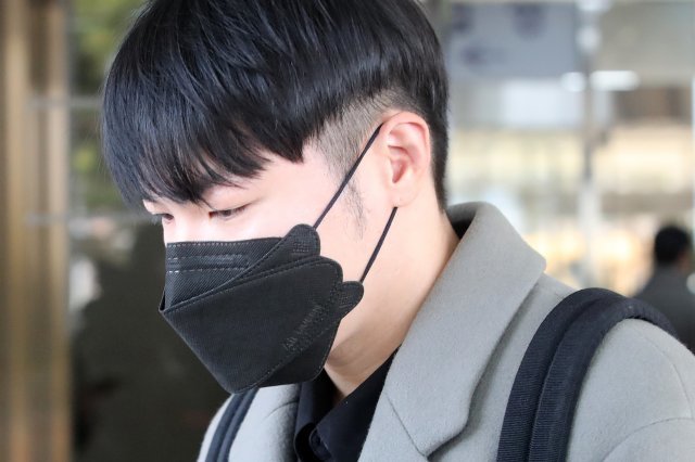 휘성-안동법원앞-재판받으로들어가는모습-까만마스크쓰고-고개숙임