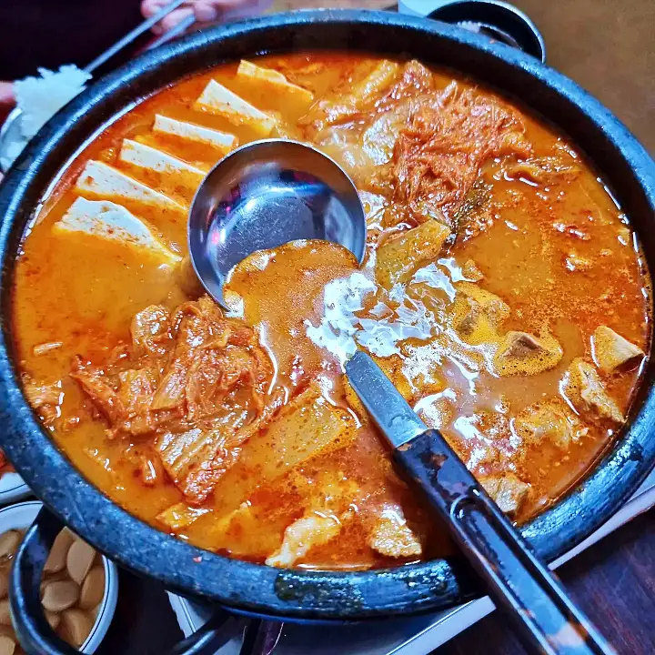 공덕동 식당 돌판 돼지 김치찜 삼겹살 고등어 김치찜 맛있으면 0칼로리 맛집 추천