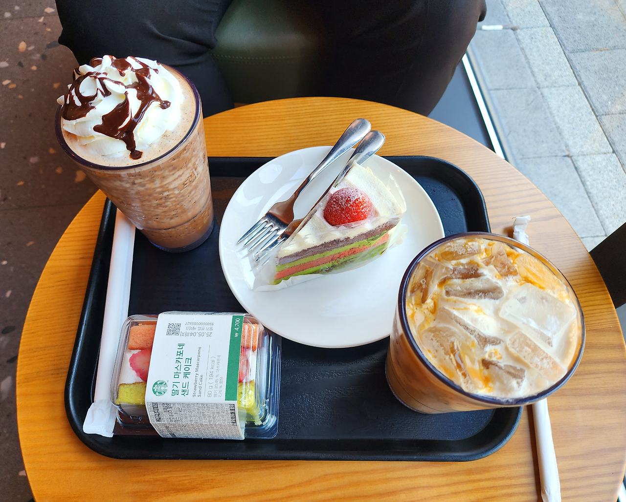 스타벅스신메뉴_피스타치오딸기생크림케이크