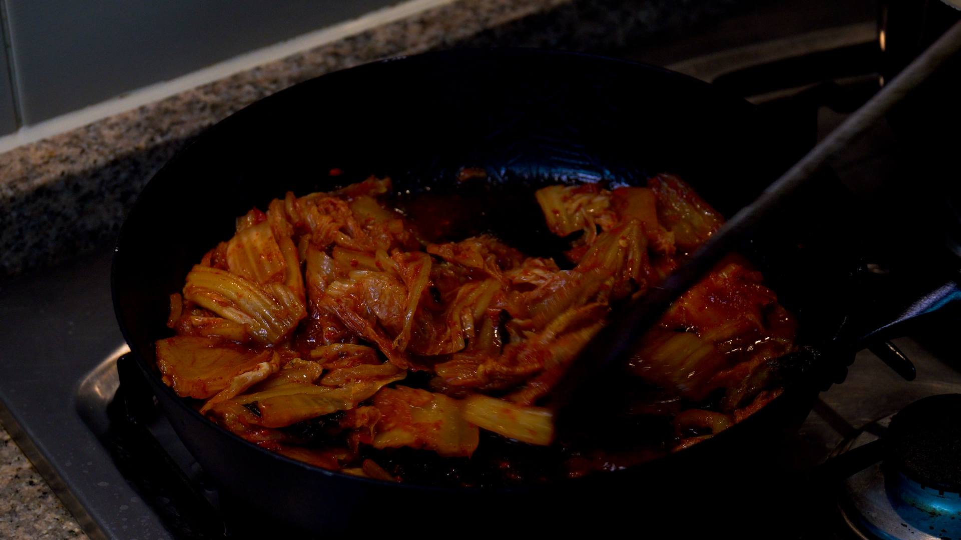 양념 추가하여 김치 볶아주기