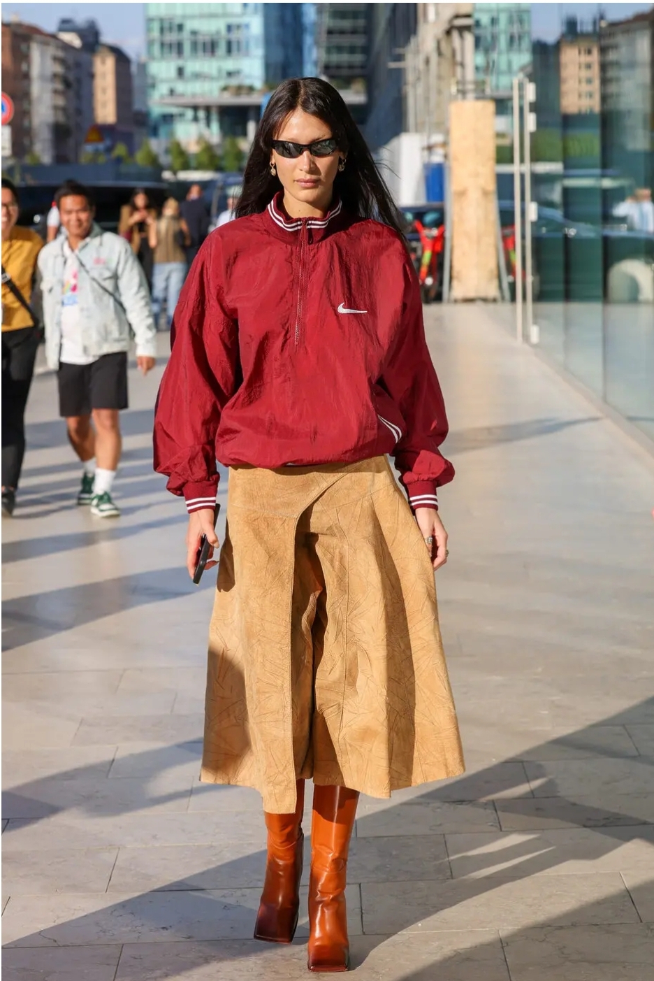 바람막이에 스커트나 바지를 매치한 편안한 스타일