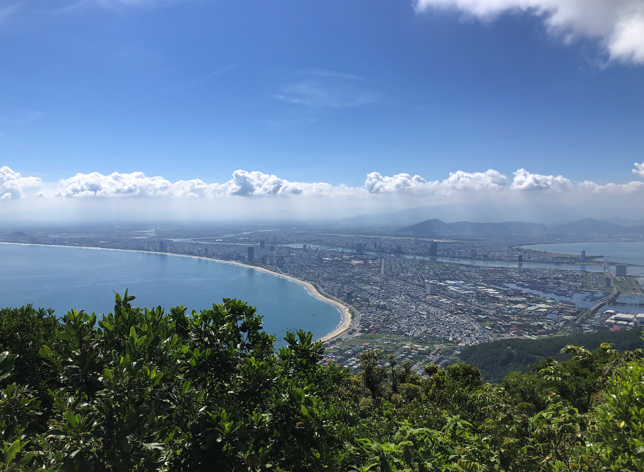 손짜반도 산 정상에서 내려다본 다낭 시내 전경