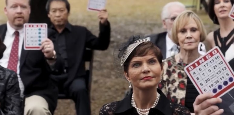 겟아웃 빙고 경매 장면