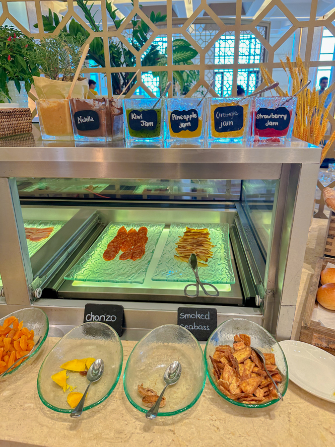 다낭 쉐라톤 그랜드 리조트의 TABLE 88 조식당 콜드 푸드