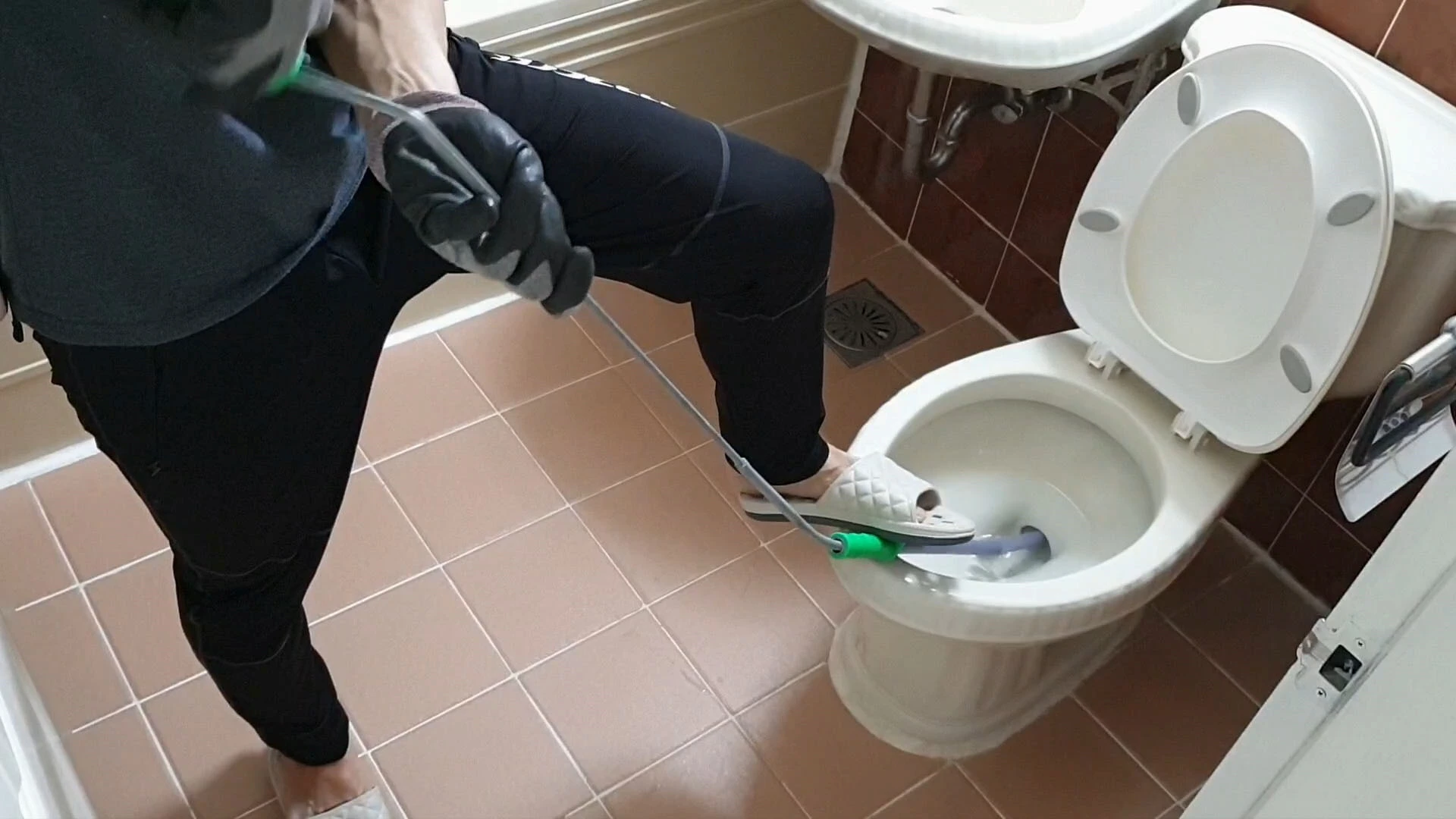 변기 뚫는 모습