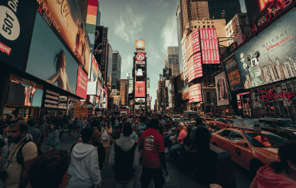 군중 심리와 대중 조작의 원리: 사람들이 집단 속에서 어떻게 행동하는지 분석