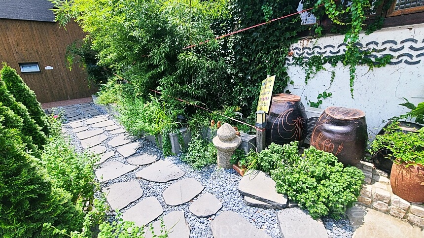 이당-비스트로-입구-돌길