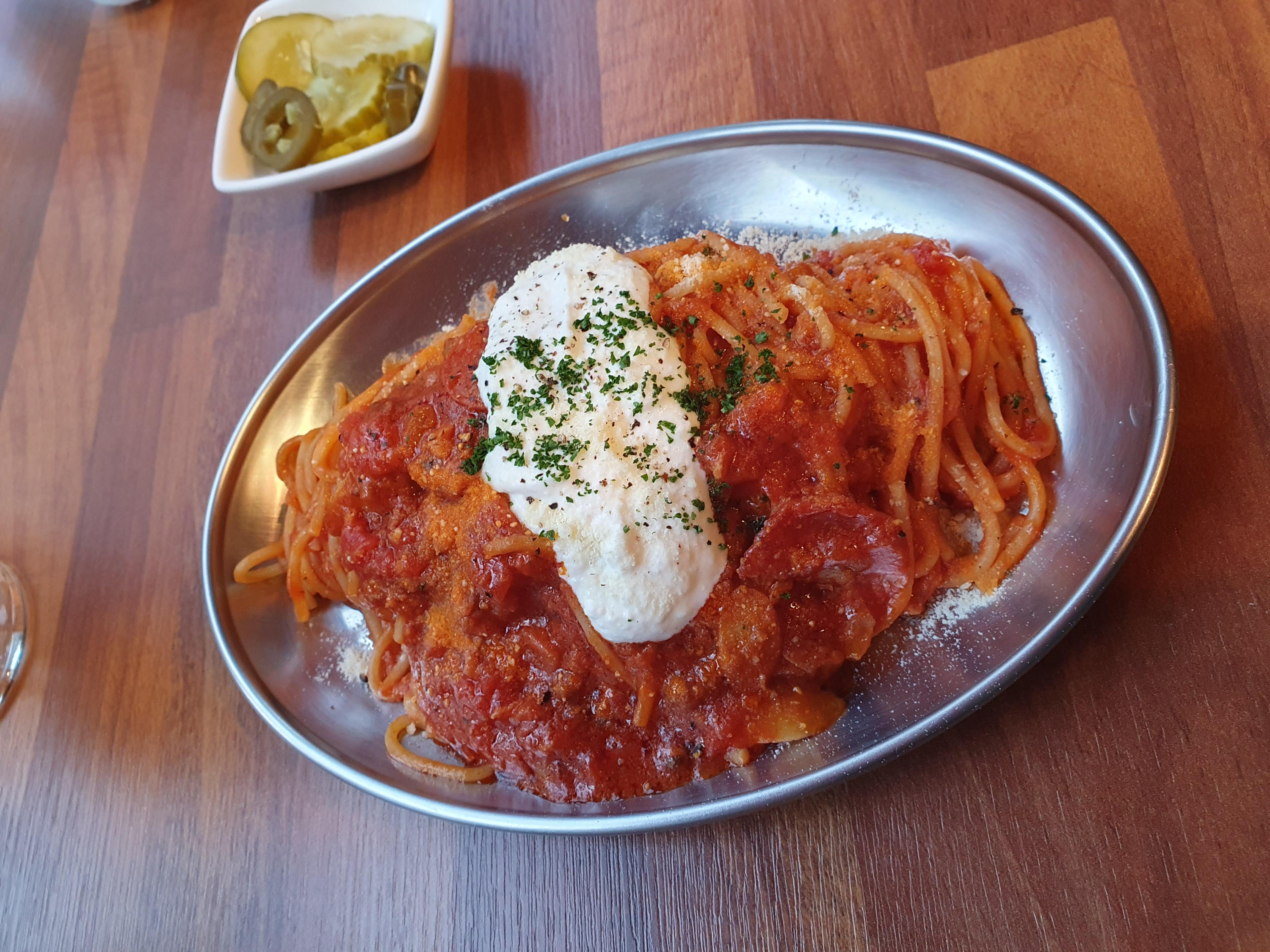 나폴리탄 스파게티 살짝 매콤한 맛과 토마토맛 진한 치즈맛이 일품인 스파케티