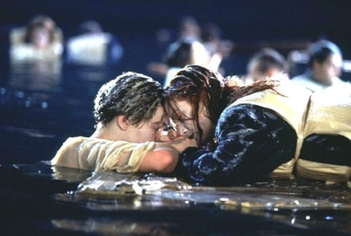 알트태그-여주인공은 부유물 위에 있고 남자 주인공은 차가운 물 속에 있습니다.