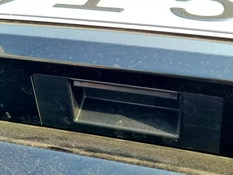 더 뉴 레이의 테일게이트 열림 버튼은 번호판 밑에 숨어있습니다.