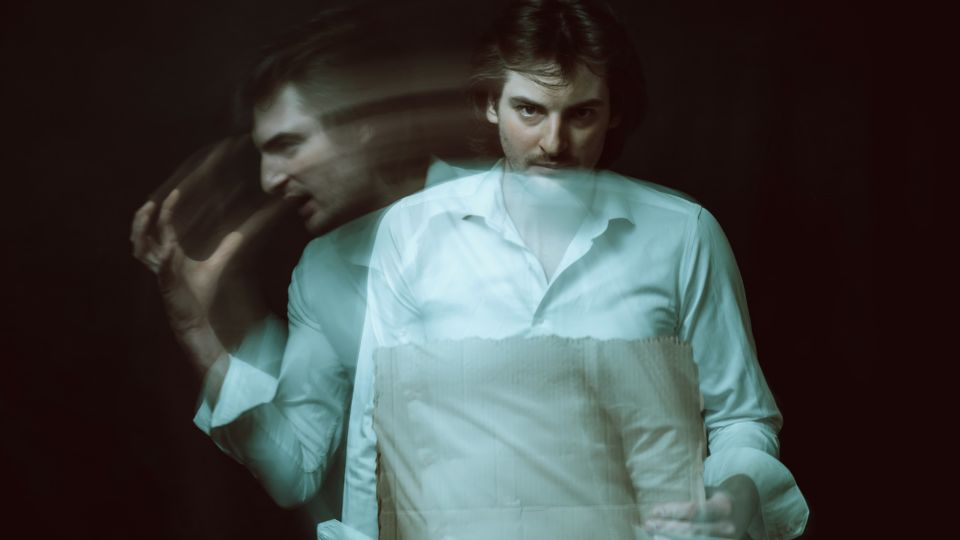 반복적이고 비자발적인 움직임과 발성을 특징으로 하는 신경학적 상태인 틱장애.