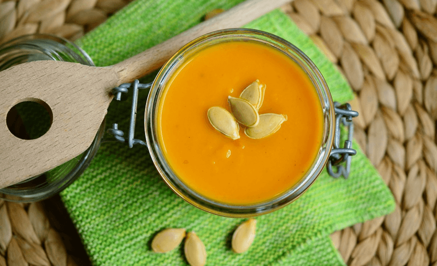 편도선이 붓는 이유가 되는 감기로 음식 섭취를 하기 위해 호박죽이 놓여 있다