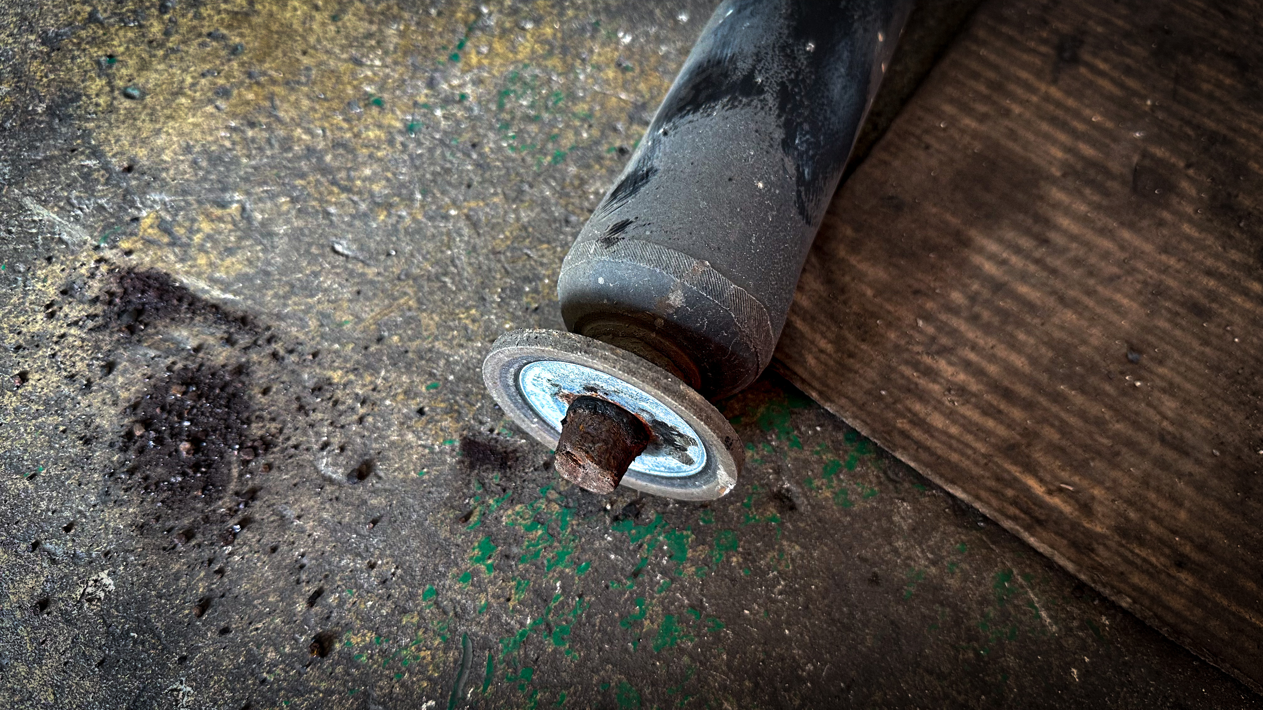 전륜 출입문측 쇼바