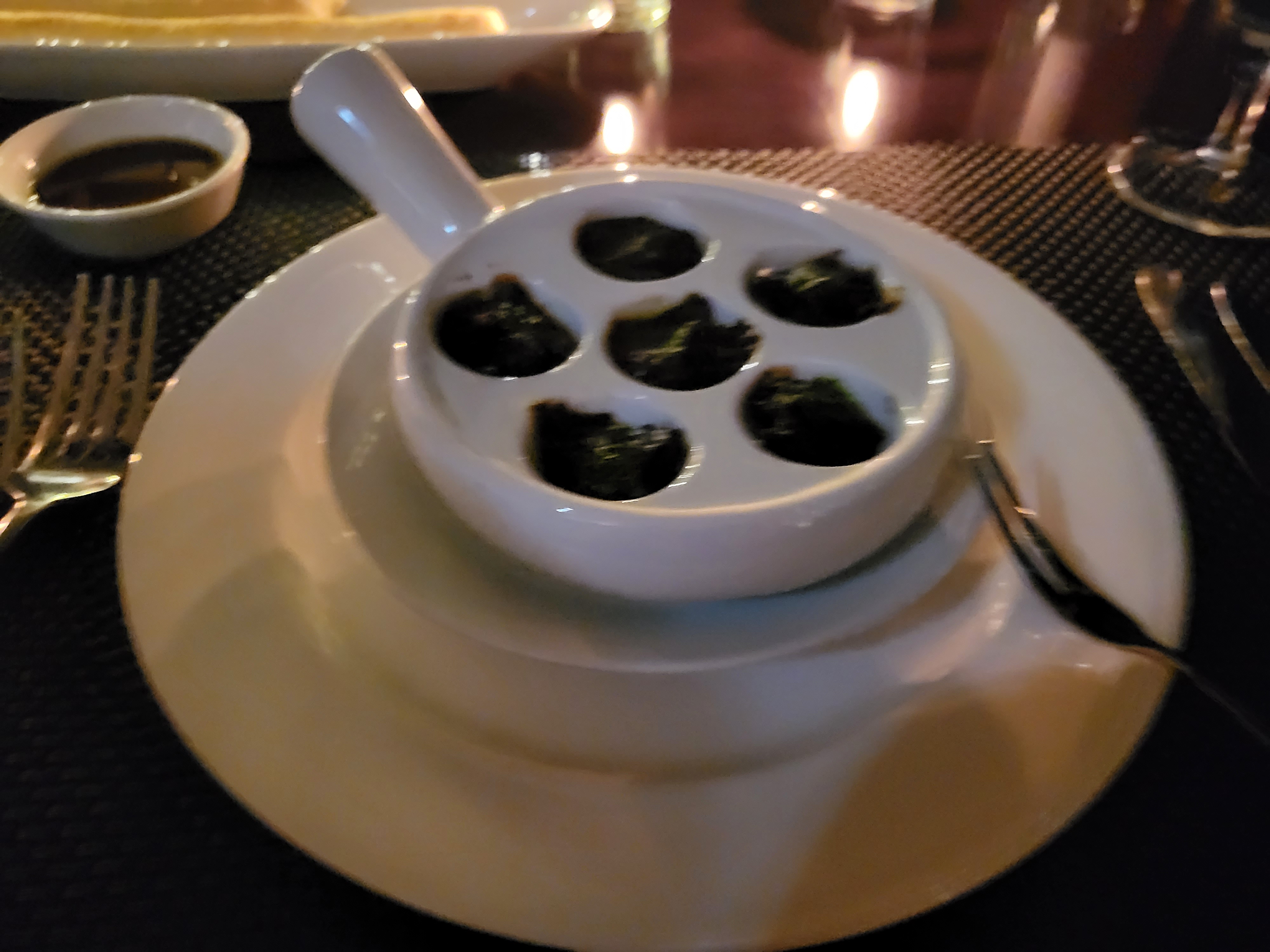 허브와 마늘 버터를 곁들인 달팽이