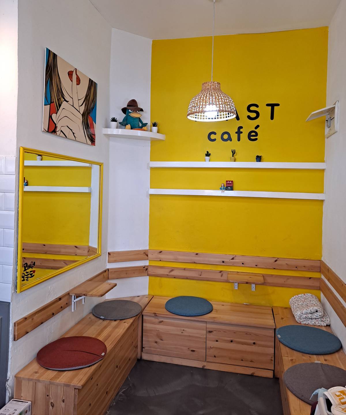 또스뜨 매장 인테리어 두번째